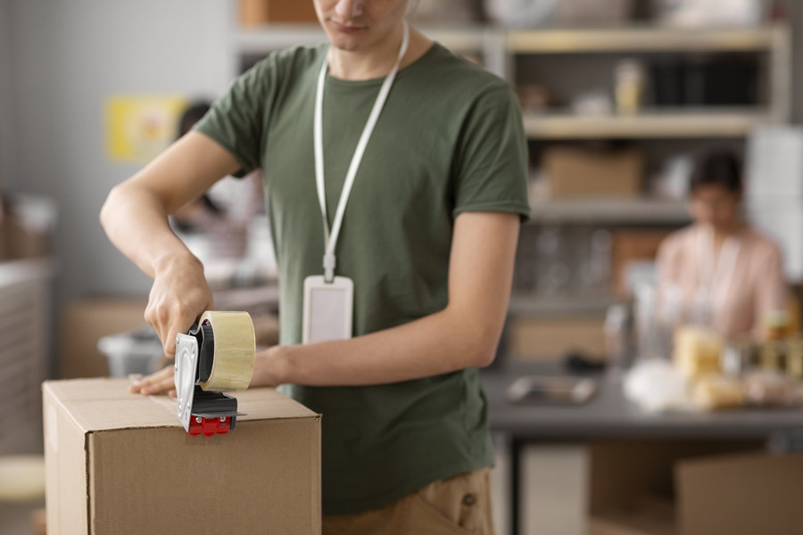 doboz csomagolása ragasztószalaggal